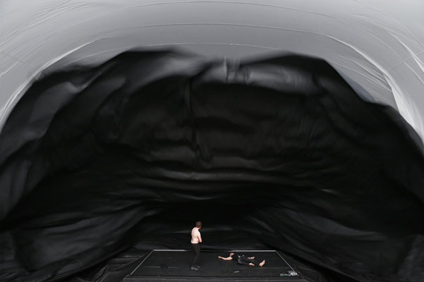 LadyEatsAppleJeffBusby1