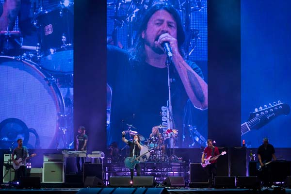 Foo-Fighters-150228-2